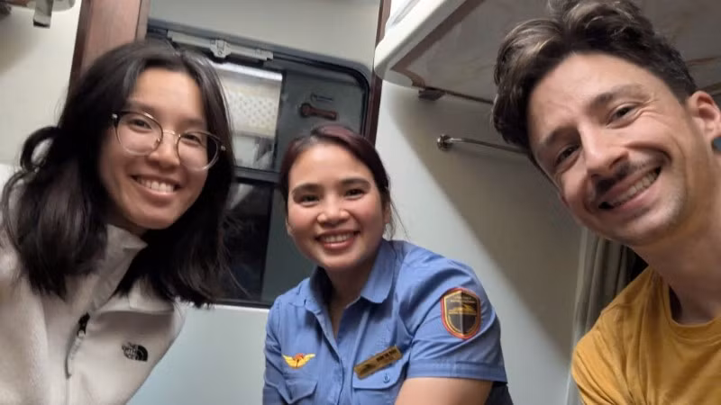 Tiếp viên Đặng Thị Thảo (giữa) đã chủ động tìm mọi cách để hỗ trợ hành khách.