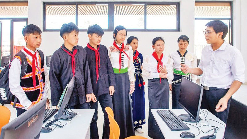 Phòng học được đầu tư trang thiết bị hiện đại tại Trường phổ thông nội trú liên cấp tiểu học và trung học cơ sở Si Pa Phìn, tỉnh Điện Biên. (Ảnh VIỆT LINH)