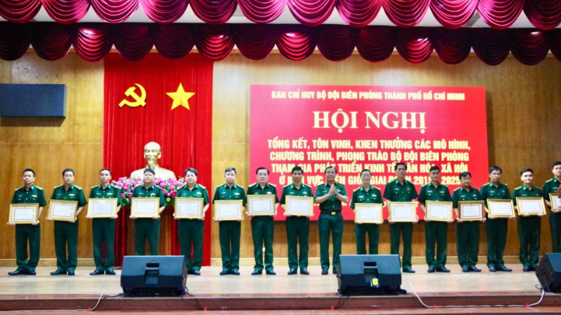 Thủ trưởng Bộ Tư lệnh Thành phố Hồ Chí Minh trao Bằng khen của Ủy ban nhân dân Thành phố Hồ Chí Minh cho các tập thể tiêu biểu. (Ảnh: QUANG TIẾN) 
