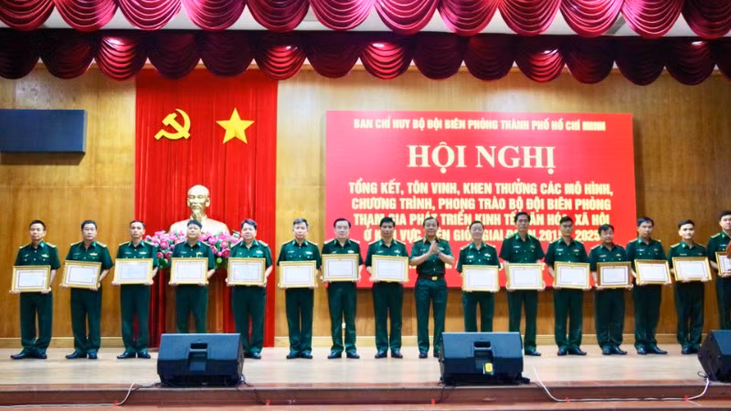 Thủ trưởng Bộ Tư lệnh Thành phố Hồ Chí Minh trao Bằng khen của Ủy ban nhân dân Thành phố Hồ Chí Minh cho các tập thể tiêu biểu. (Ảnh: QUANG TIẾN) 