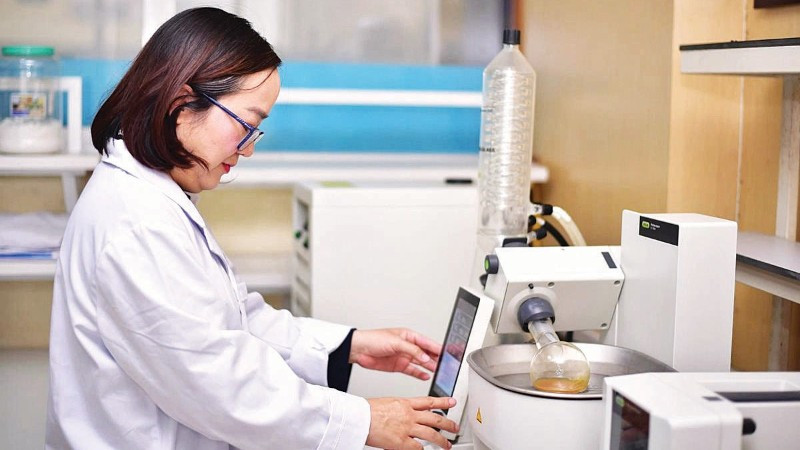 Kiểm tra dư lượng kháng sinh trong môi trường nước. (Ảnh MINH THU)