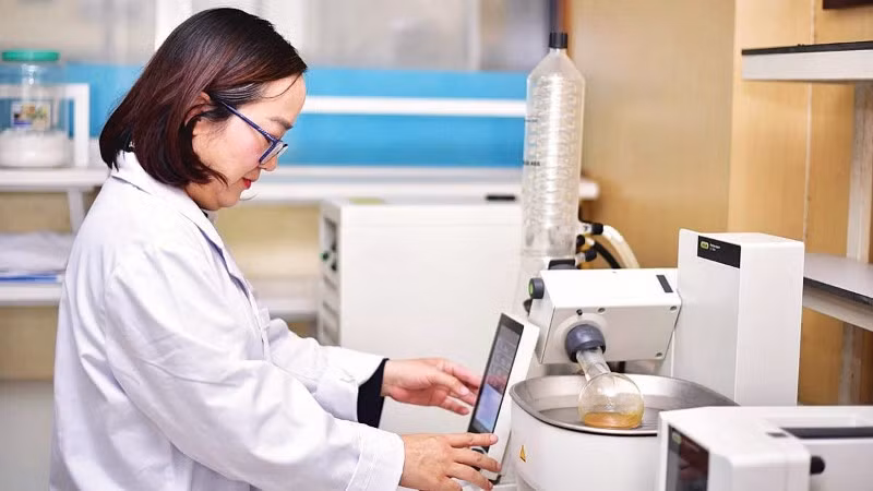 Kiểm tra dư lượng kháng sinh trong môi trường nước. (Ảnh MINH THU)