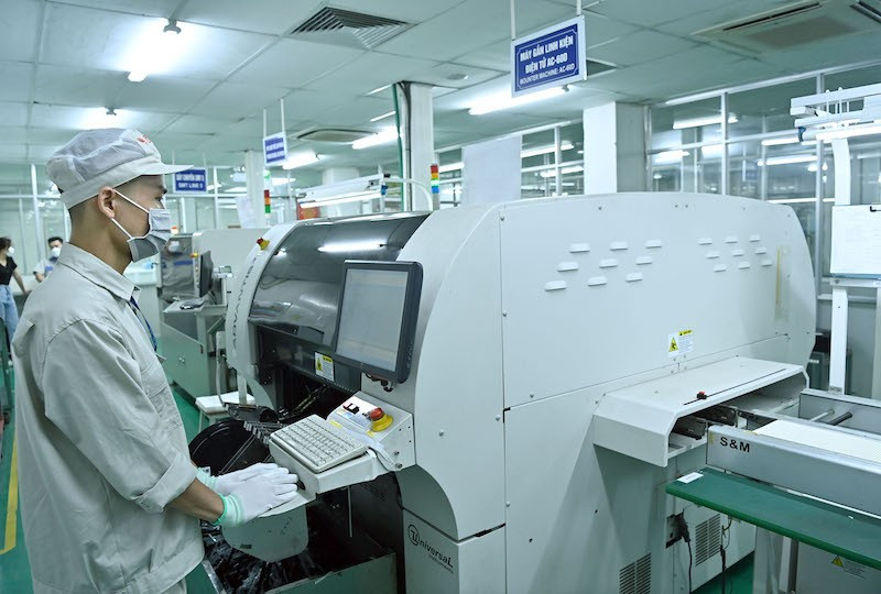 Sản xuất bảng mạch điện tử bóng đèn LED tại Công ty cổ phần Rạng Đông. (Ảnh TUỆ NGHI) bnd-6934.jpg