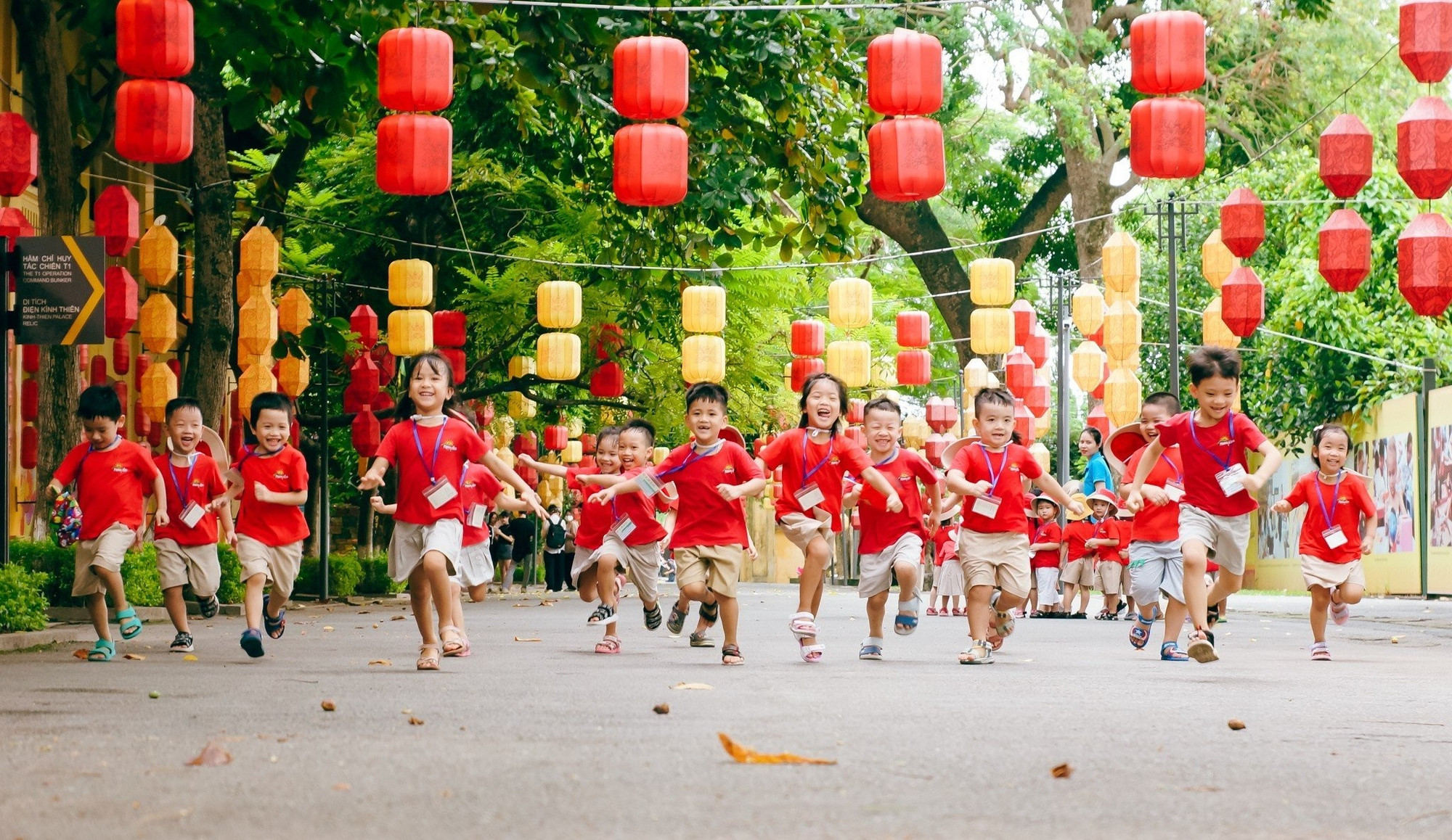 Các em nhỏ phấn khởi khi được tham quan, trải nghiệm tại Hoàng thành Thăng Long. (Ảnh: GIANG NAM) 5-8-van-hoa-18.jpg