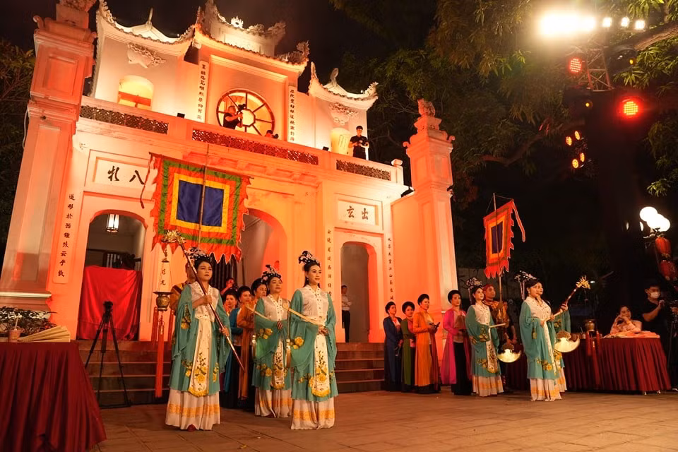 Tour đêm “Tiếng chuông Trấn Vũ” bước đầu tạo ấn tượng tốt đẹp với khách du lịch. (Ảnh: GIANG NAM)