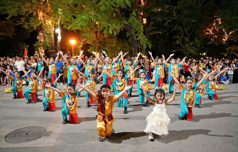 Các em thiếu nhi biểu diễn trong lễ hội Trung thu Thành cổ-Sơn Tây Xứ Đoài tối 13/9. (Ảnh ĐOÀI PHƯƠNG) van-nghe.jpg
