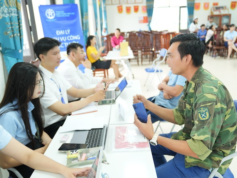 Trung tâm Phục vụ hành chính công thành phố Hà Nội phối hợp Ủy ban nhân dân xã Mỹ Đức khai trương mô hình "Dịch vụ công lưu động" tại Nhà văn hóa thôn Đồi Dùng, xã Mỹ Đức. bd4fc0be51b5dceb85a4.jpg