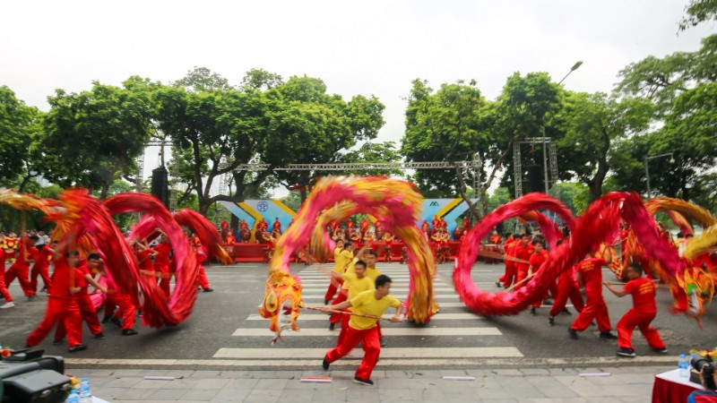 Biểu diễn múa rồng bên hồ Hoàn Kiếm. img-0297.jpg