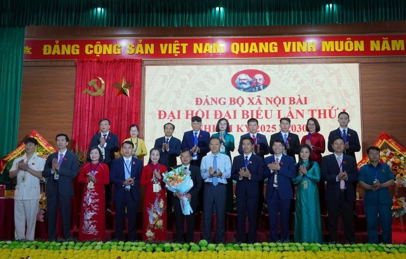 Ban Chấp hành Đảng bộ xã Nội Bài (Hà Nội) khóa I, nhiệm kỳ 2025-2030 ra mắt Đại hội. (Ảnh: HOÀNG SƠN) 15-8-noibai5.jpg