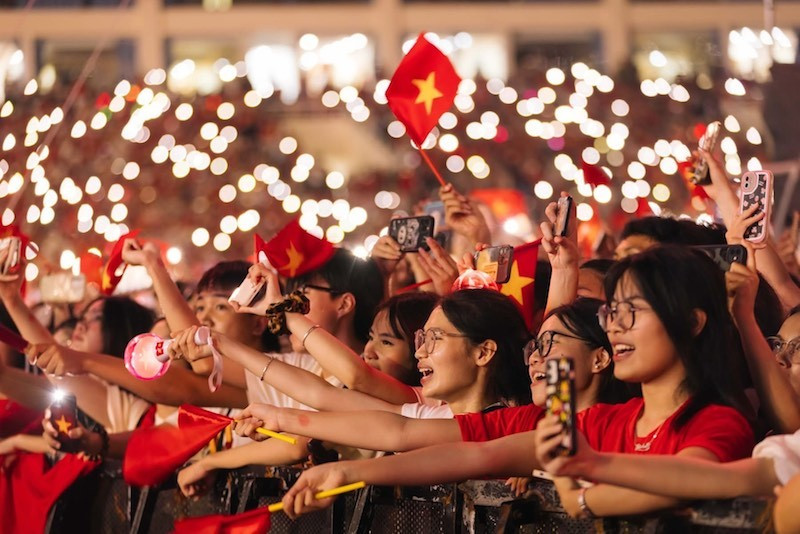 Các bạn trẻ hào hứng, say sưa trong giai điệu những ca khúc ca ngợi tình yêu quê hương, đất nước trong Chương trình nghệ thuật chính luận Tổ quốc trong tim. (Ảnh: PHƯƠNG ANH) img-7203.jpg