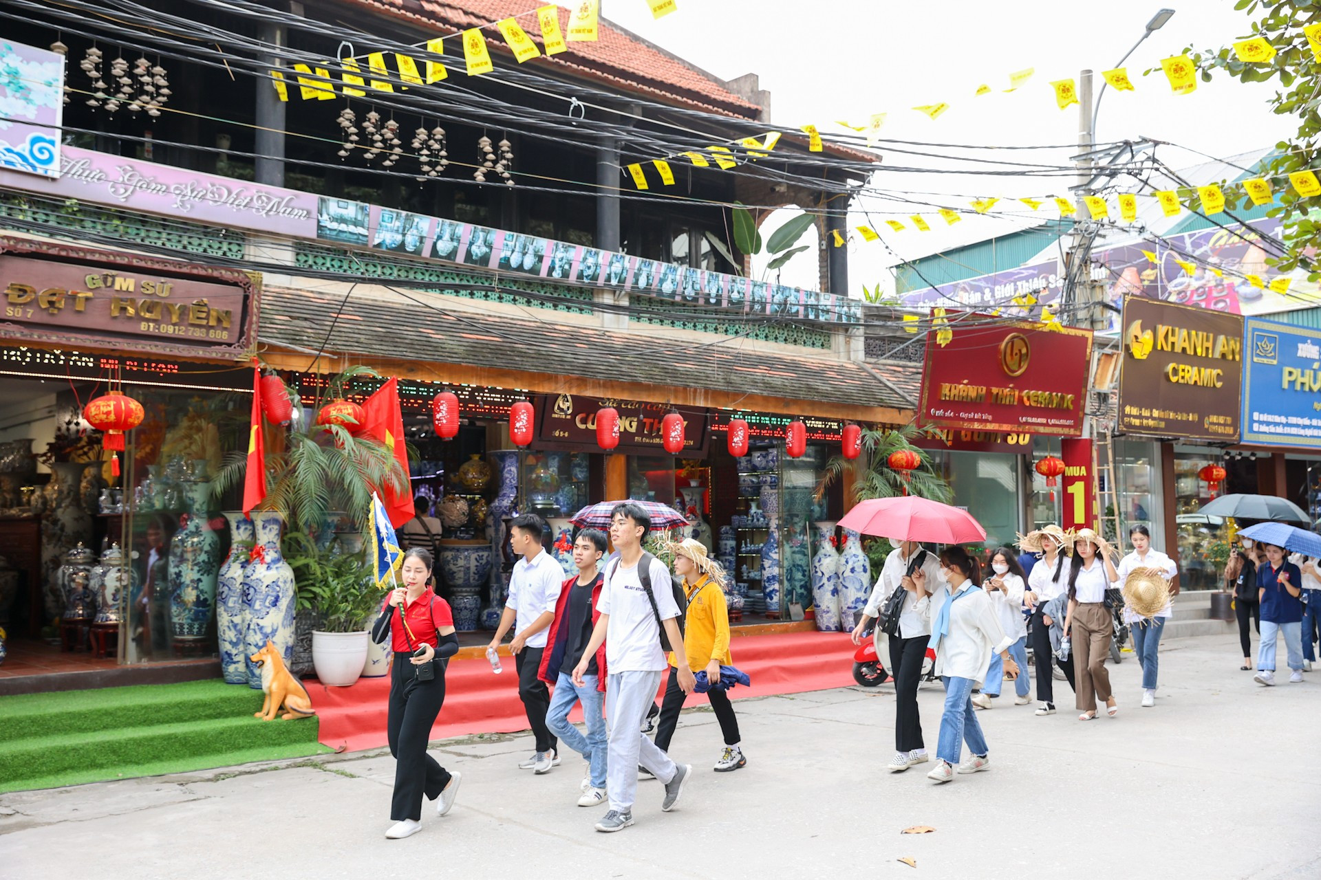 Khách du lịch tham quan làng cổ Bát Tràng. (Ảnh: GIANG NAM) img-0301.jpg