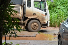 Mưa xuống, bê tông nhựa bị xói tạo thành hố sâu như những bẫy trên đường.
