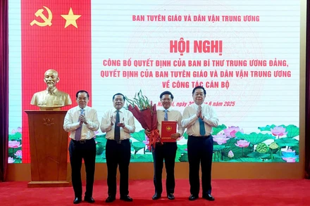 Đồng chí Trần Thanh Lâm (thứ 2, bên phải) giữ chức Phó Trưởng ban Ban Tuyên giáo và Dân vận Trung ương