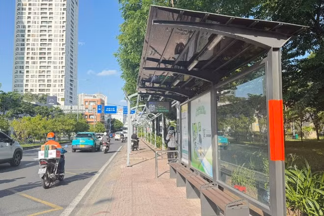 Hệ thống mái che vừa lắp đặt trên trục đường Võ Nguyên Giáp giúp người dân thành phố tiếp cận giao thông công cộng thuận tiện, an toàn hơn. (Ảnh: VÕ LÊ)