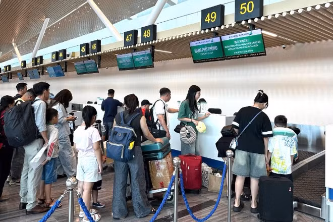 Hành khách làm thủ tục bay ở nhà ga T3 sân bay Tân Sơn Nhất. (Ảnh: VÕ LÊ)