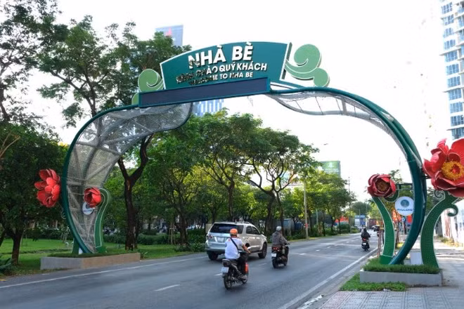 “Cổng chào xã Nhà Bè” lắp đặt trên tuyến đường Nguyễn Hữu Thọ. (Ảnh: THẾ ANH)