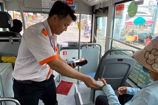 Hành khách đi các tuyến xe buýt điện trên địa bàn Thành phố. (Ảnh: QUÝ HIỀN)