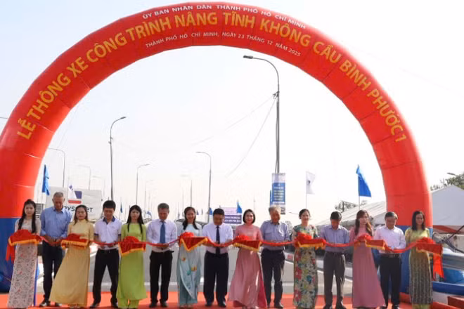 Sở Xây dựng Thành phố Hồ Chí Minh tổ chức thông xe Công trình nâng tĩnh không cầu Bình Phước 1 trên quốc lộ 1. (Ảnh: VÕ LÊ)