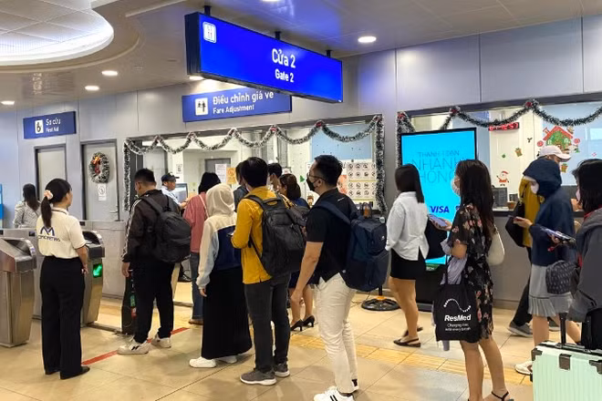 Hành khách mua vé và qua hệ thống kiểm soát đi Metro số 1 Bến Thành-Suối Tiên (ảnh: VÕ LÊ)