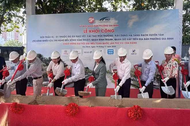 Lãnh đạo phường Gia Định và đại diện các đơn vị thực hiện nghi thức khởi công gói thầu XL-01 thuộc Dự án cải tạo rạch Xuyên Tâm. (Ảnh: VÕ LÊ)