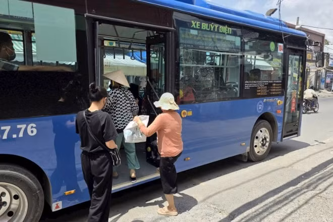 Người dân Thành phố Hồ Chí Minh sử dụng xe buýt điện. (Ảnh: QUÝ HIỀN)
