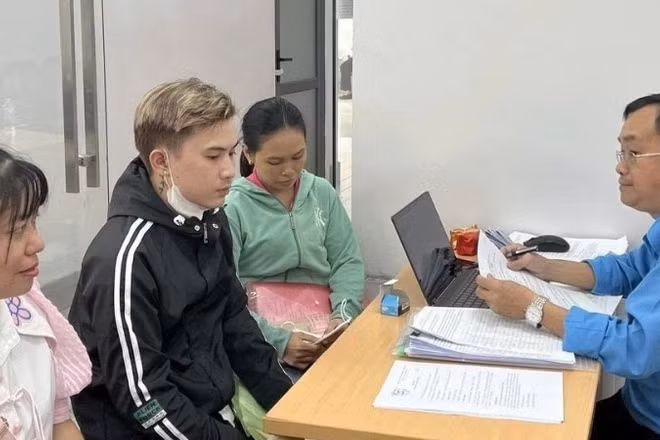 Trung tâm Tư vấn pháp luật - Liên đoàn Lao động Thành phố Hồ Chí Minh tư vấn người lao động đối với vụ việc nợ Bảo hiểm xã hội của Công ty TNHH Vinh Thông. (Ảnh: QUÝ HIỀN)