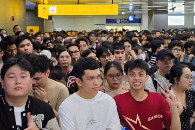 Hành khách đi tuyến Metro số 1 đón mừng năm mới 2026 (ảnh: VÕ LÊ)