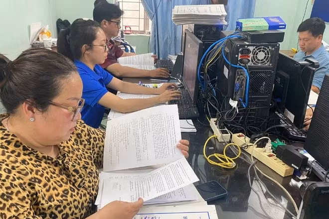 Ban bồi thường giải phóng mặt bằng thành phố Thủ Đức và phường Hiệp Bình tích cực giải quyết hồ sơ đền bù cho người dân thuộc Dự án BOT Quốc lộ 13, một trong 4 dự án BOT cửa ngõ. (Ảnh: QUÝ HIỀN)