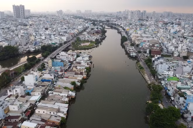 Thành phố Hồ Chí Minh ưu tiên nguồn vốn ngân sách để thực hiện dự án chỉnh trang, cải tạo bờ bắc kênh Đôi. (Ảnh: THẾ ANH)