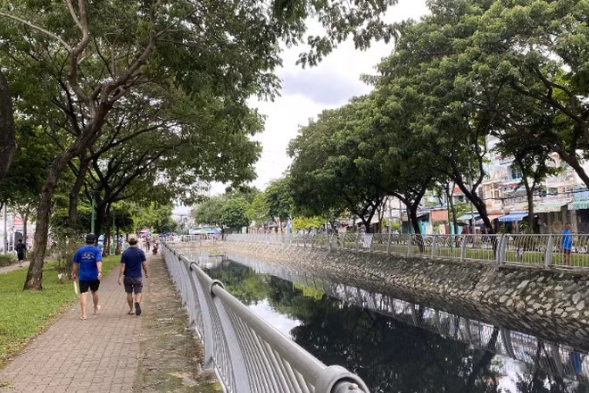 Tuyến kênh Hàng bàng, một tuyến kênh ô nhiễm đang được thành phố nạo vét, cải tạo. (Ảnh: QUÝ HIỀN)