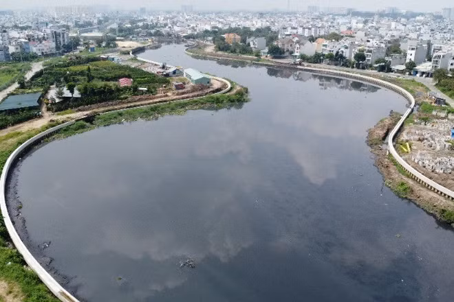Dự án cải tạo tuyến kênh Tham Lương-Bến Cát-rạch Nước Lên dài 64 km đang dần dần khoác "chiếc áo" mới (Ảnh: THẾ ANH)