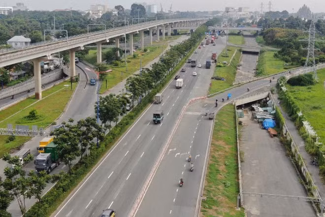 Đoạn xa lộ Hà Nội qua thành phố Thủ Đức (cũ), hiện đổi tên thành đường Võ Nguyên Giáp. (Ảnh: VÕ LÊ)