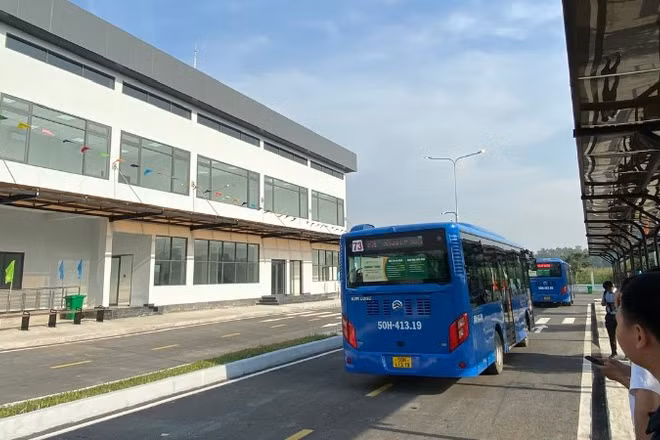 Bến xe buýt Lê Minh Xuân xây dựng mới, đưa vào khai thác có thể triển khai lắp đặt trụ sạc điện phục vụ cho xe buýt điện vận hành (Ảnh: QUÝ HIỀN)
