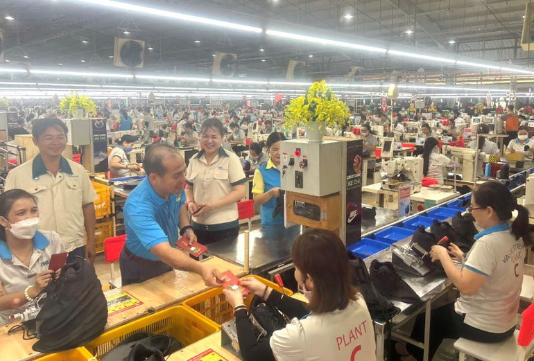 Đại diện Ban Chấp hành Công đoàn và Ban Giám đốc Công ty cổ phần TKG TaeKwang Vina đến phân xưởng lì xì trong ngày đầu tiên công nhân trở lại làm việc sau Tết Nguyên đán. Ảnh: THIÊN VƯƠNG