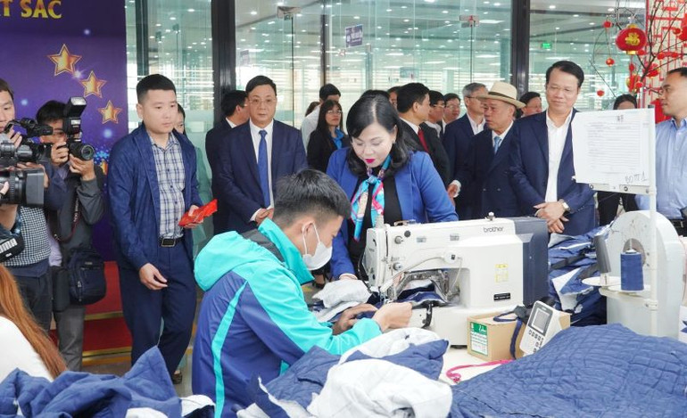 Lãnh đạo tỉnh Thái Nguyên chúc Tết, động viên công nhân Công ty cổ phần Đầu tư và Thương mại TNG hăng hái thi đua sản xuất hàng xuất khẩu. Ảnh: THẾ BÌNH