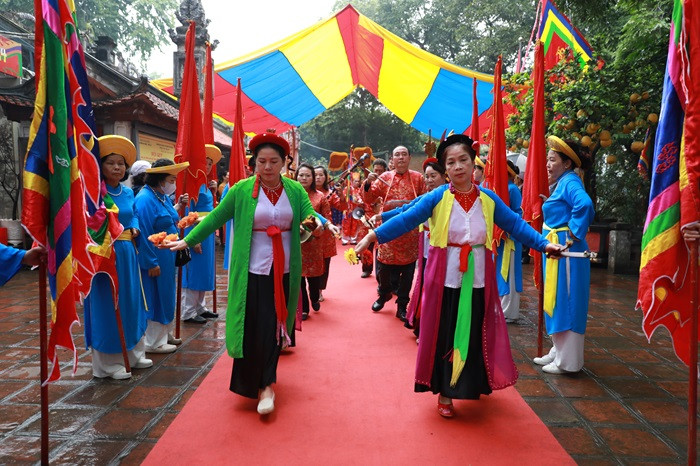 Người dân các phường của quận Ba Đình thực hiện các nghi lễ của lễ hội. (Ảnh: Phạm Linh)