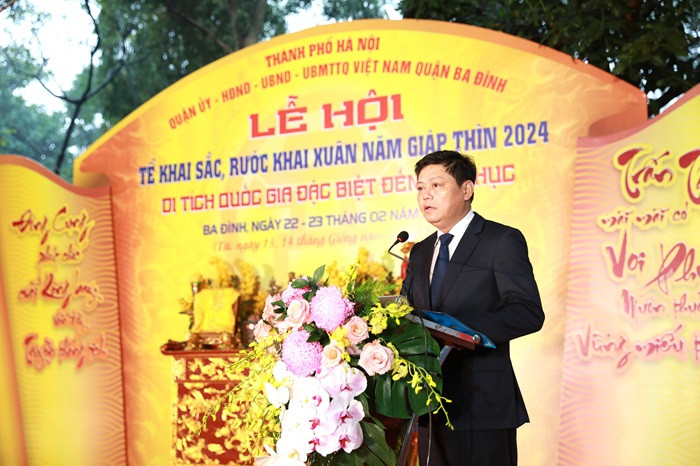 Chủ tịch Ủy ban nhân dân quận Ba Đình Tạ Nam Chiến trình bày diễn văn khai mạc Lễ hội. (Ảnh: Phạm Linh)