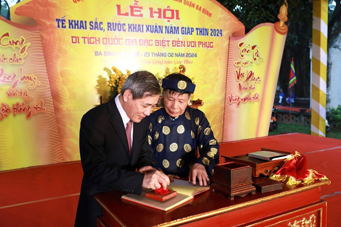 Bí thư Quận ủy Ba Đình Hoàng Minh Dũng Tiến thực hiện nghi thức khai ấn Lý triều Đại Vương “Trấn Tây Thượng Đẳng”. (Ảnh: Phạm Linh)