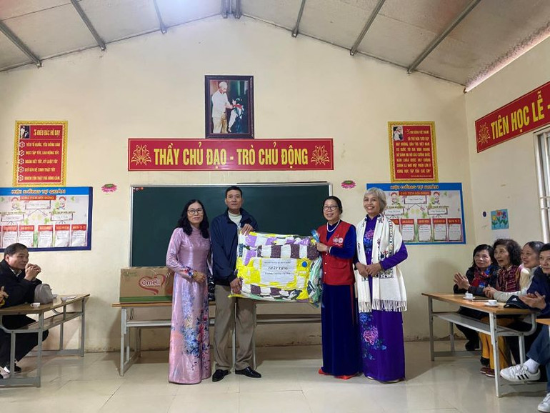 Ban liên lạc truyền thống Tây Tiến hỗ trợ Quỹ khuyến học Trường tiểu học Tây Tiến và tặng quà cho Trường mầm non Tây Tiến.