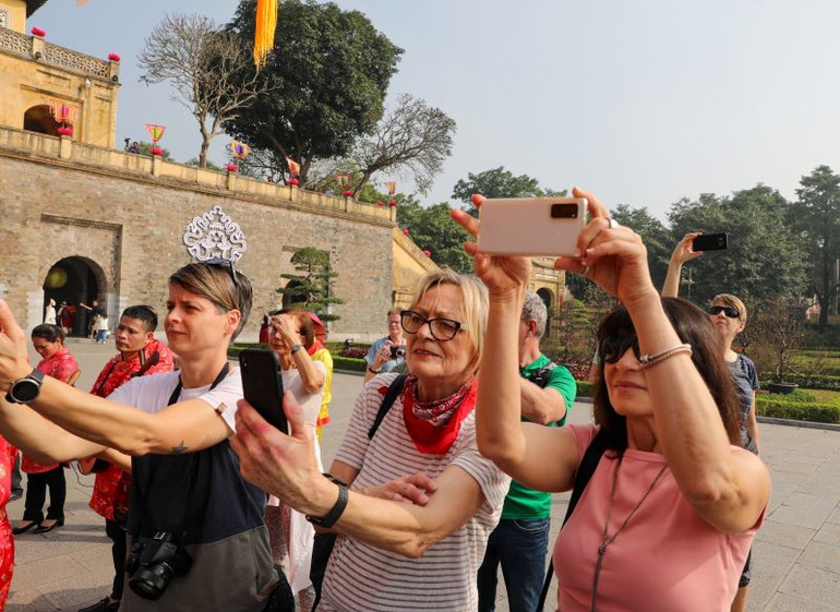 Khách du lịch nước ngoài tại Hoàng Thành Thăng Long. (Ảnh: DUY LINH)