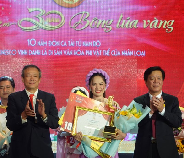 Trao giải Nhất cuộc thi Bông lúa vàng 2023 cho thí sinh Nguyễn Quỳnh Như. (Ảnh: Quốc Thanh) Trao giải Nhất cuộc thi Bông lúa vàng 2023 cho thí sinh Nguyễn Quỳnh Như. (Ảnh: Quốc Thanh)