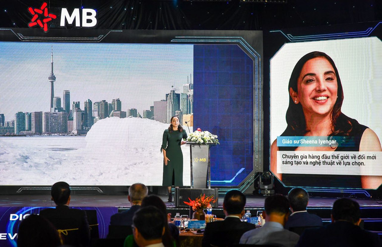 Giáo sư Sheena Iyengar chia sẻ tại hội thảo