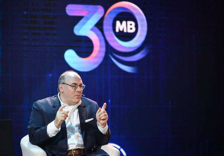 Phần thảo luận chính thức bắt đầu với chủ đề: Chuyển đổi số: Mơ lớn-Nghĩ lớn và làm lớn với sự điều hành của diễn giả Paul J. Bailo.