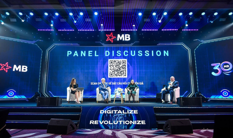 Các diễn giả trao đổi tại phần tọa đàm