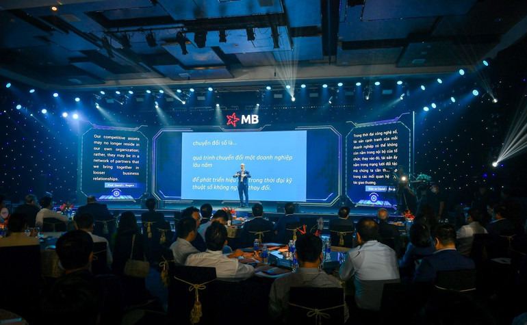 Giáo sư David L. Rogers trình bày tại hội thảo