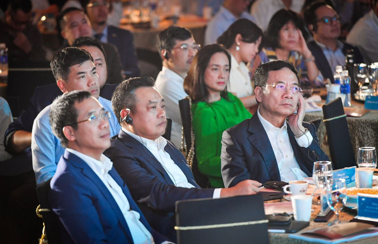 Tới dự buổi hội thảo có các đồng chí Ủy viên Trung ương Đảng: Nguyễn Mạnh Hùng, Bộ trưởng Thông tin và Truyền thông; Trần Sỹ Thanh, Phó Bí thư Thành ủy, Chủ tịch UBND thành phố Hà Nội.