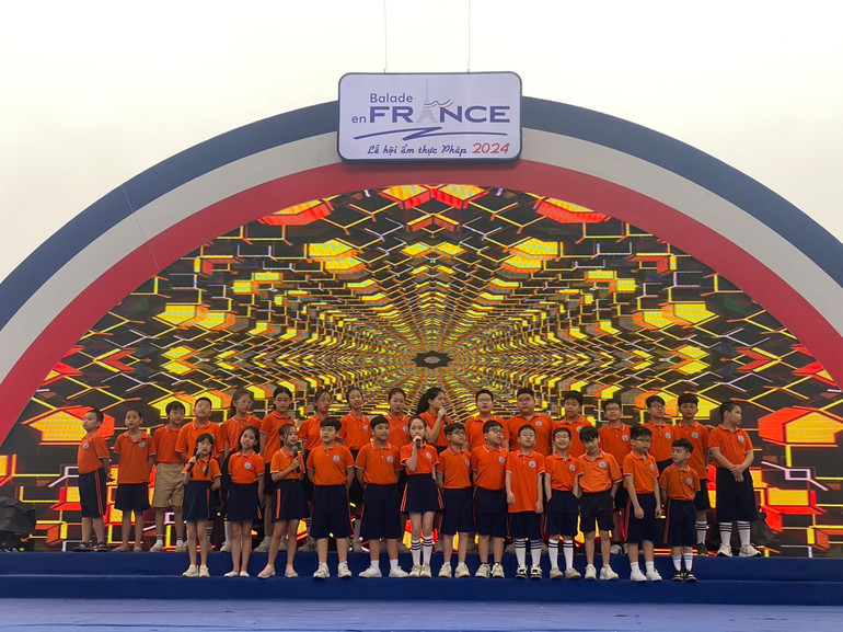 Một tiết mục biểu diễn của học sinh tiểu học khối tiếng Pháp tại Balade en France