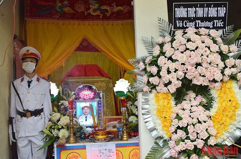 Sự hy sinh của đồng chí Hồ Tấn Dương để lại bao tiếc thương cho gia đình, đồng đội và nhân dân. (ẢNH: HỮU NGHĨA)