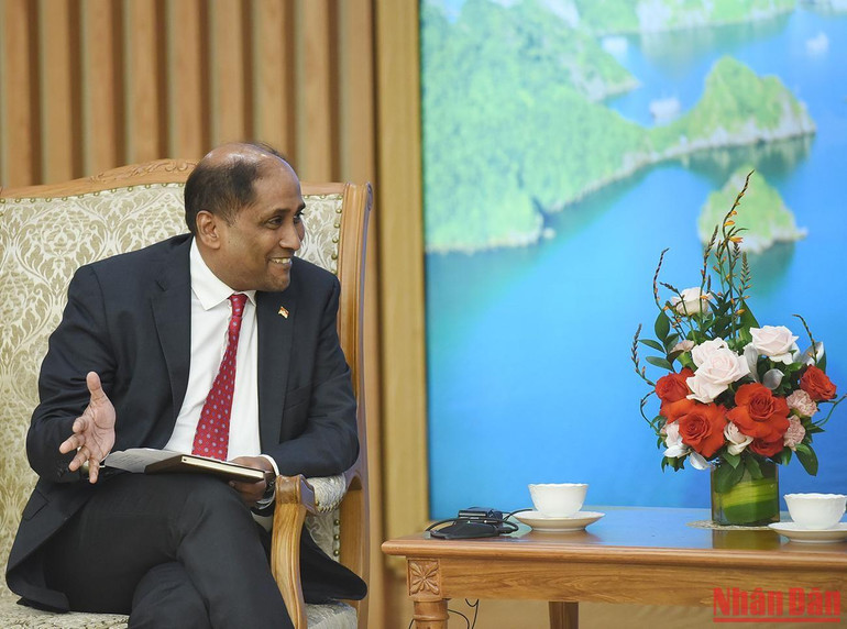 Đại sứ Singapore Jaya Ratnam và Giám đốc điều hành Quỹ Temasek Ng Boon Heong đánh giá Chính phủ Việt Nam đã xử lý rất tốt những vấn đề kinh tế bất chấp các khó khăn, thách thức, cũng như những nỗ lực và thành quả của Việt Nam trong kiểm soát dịch. Đại sứ Singapore Jaya Ratnam và Giám đốc điều hành Quỹ Temasek Ng Boon Heong đánh giá Chính phủ Việt Nam đã xử lý rất tốt những vấn đề kinh tế bất chấp các khó khăn, thách thức, cũng như những nỗ lực và thành quả của Việt Nam trong kiểm soát dịch.