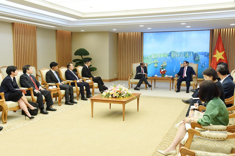 Thủ tướng đề nghị các doanh nghiệp Singapore nói chung và Temasek nói riêng tiếp tục mở rộng đầu tư vào Việt Nam, nhất là trong các lĩnh vực công nghệ, phát triển hạ tầng chiến lược, logistics, khởi nghiệp đổi mới sáng tạo… (ẢNH: VGP/NHẬT BẮC) Thủ tướng đề nghị các doanh nghiệp Singapore nói chung và Temasek nói riêng tiếp tục mở rộng đầu tư vào Việt Nam, nhất là trong các lĩnh vực công nghệ, phát triển hạ tầng chiến lược, logistics, khởi nghiệp đổi mới sáng tạo… (ẢNH: VGP/NHẬT BẮC)